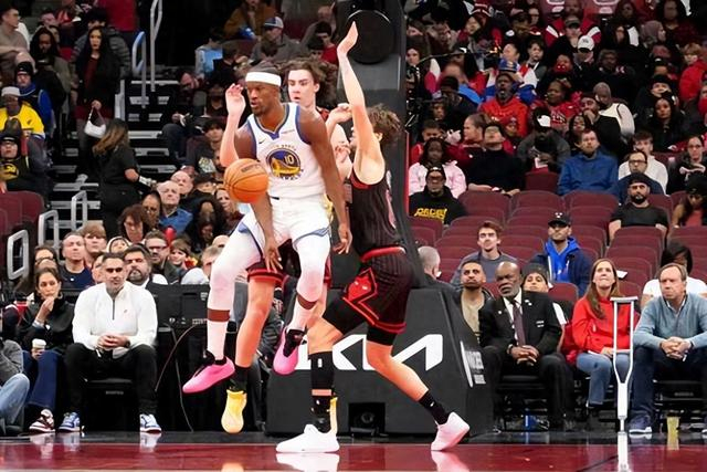 PP电子(中国)-无库勇士2连胜！最多领先33分赛季最疯一战 7人上双打嗨了