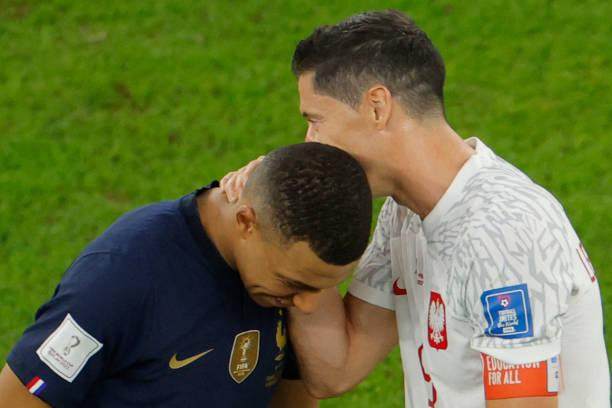 完败给姆巴佩仍应昂首离开，莱万孤兵难敌法国雄军