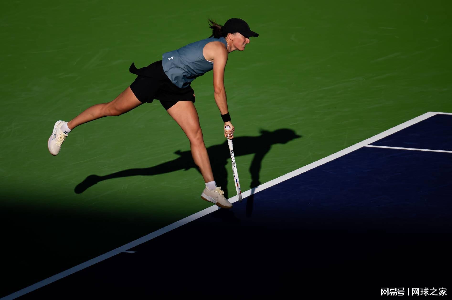 阿卡抱怨每轮都像跟费德勒对决一样难打,丝袜赞穆霍娃女版费天王