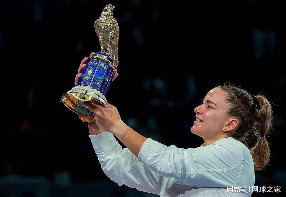 阿卡抱怨每轮都像跟费德勒对决一样难打,丝袜赞穆霍娃女版费天王
