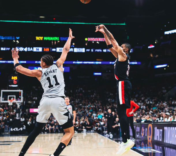 PP电子(中国)-文班缺阵福克斯25+5+7+3，榜眼秀化身全能战士，马刺力克开拓者