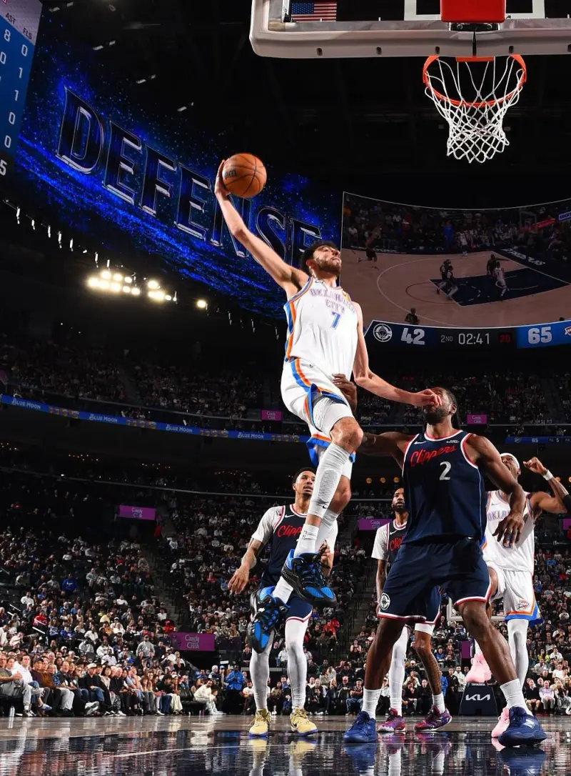 PP电子(中国)-霍姆格伦穿着雷霆配色KD18，砍下30分14篮板5助攻2抢断4盖帽