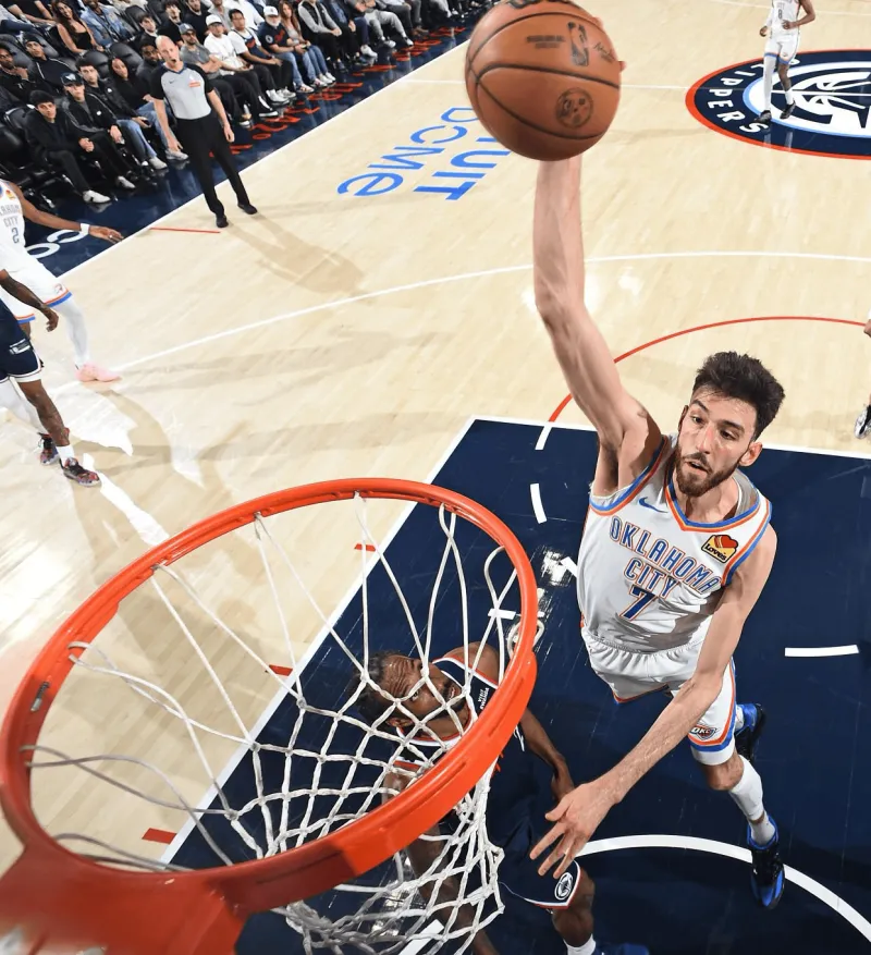 PP电子(中国)-霍姆格伦穿着雷霆配色KD18，砍下30分14篮板5助攻2抢断4盖帽