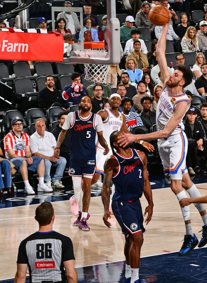 PP电子(中国)-霍姆格伦穿着雷霆配色KD18，砍下30分14篮板5助攻2抢断4盖帽