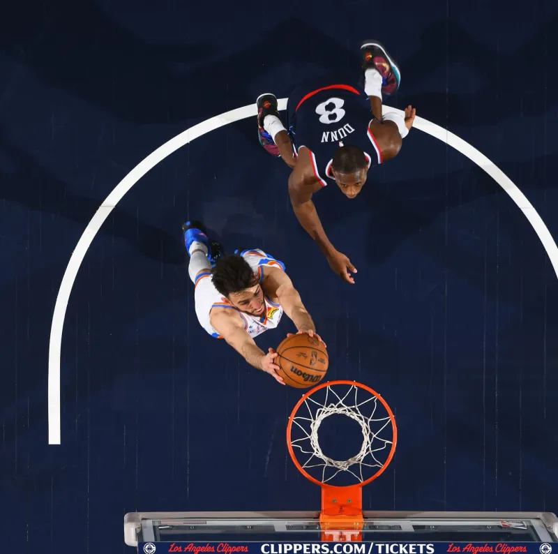 PP电子(中国)-霍姆格伦穿着雷霆配色KD18，砍下30分14篮板5助攻2抢断4盖帽